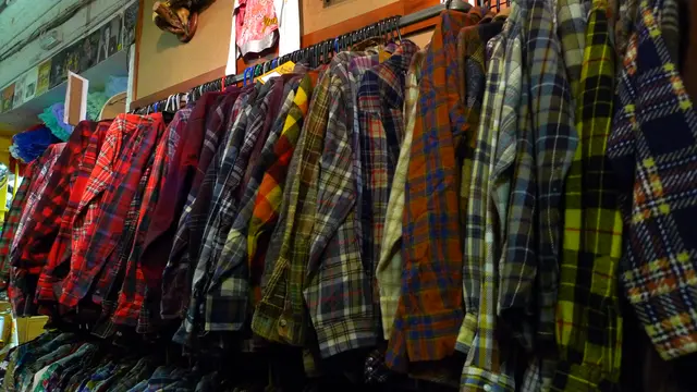 Symbolbild: Rack mit karierten Hemden