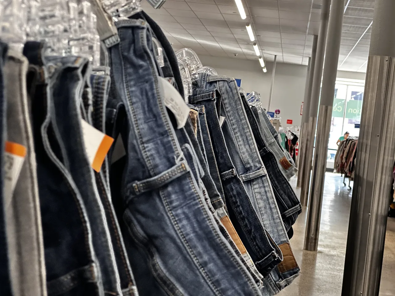 Symbolbild: Rack mit gebrauchten Jeans