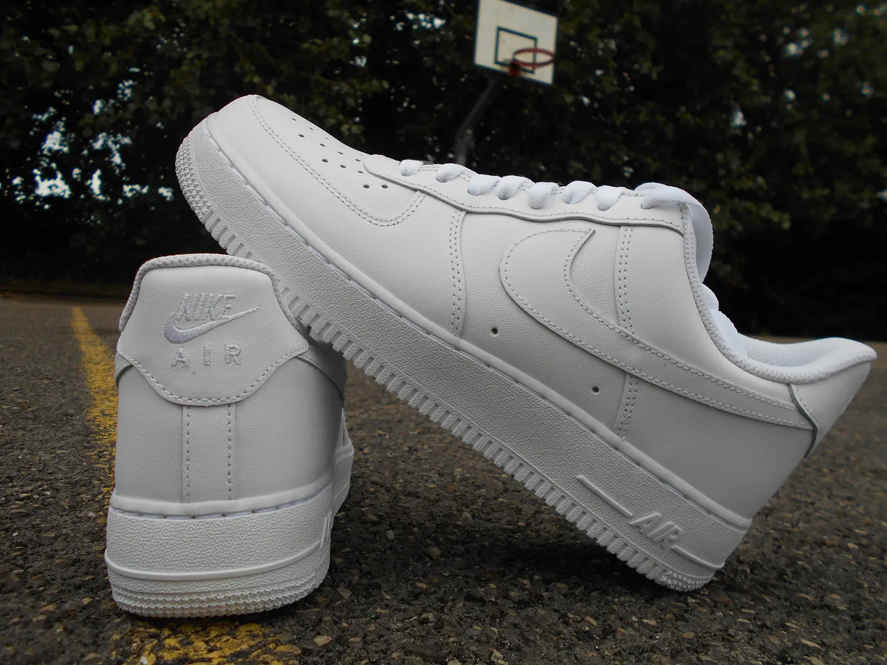 Symbolbild: Weißes Sneaker-Paar