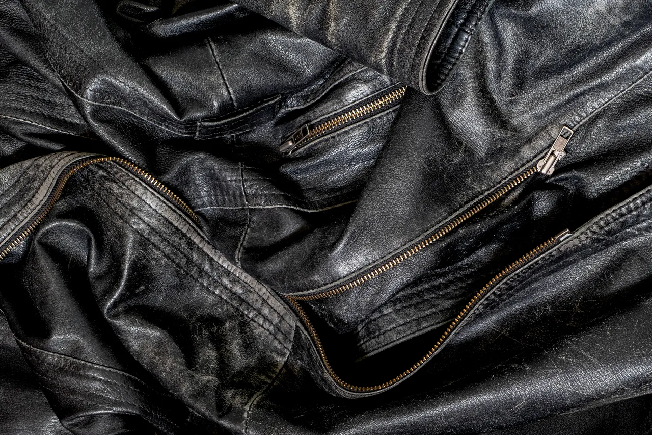 Symbolbild: Detailaufnahme einer getragenen Lederjacke